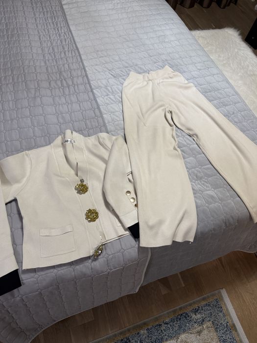 Compleu din tricot cu sacou accesorizat si pantaloni drepti