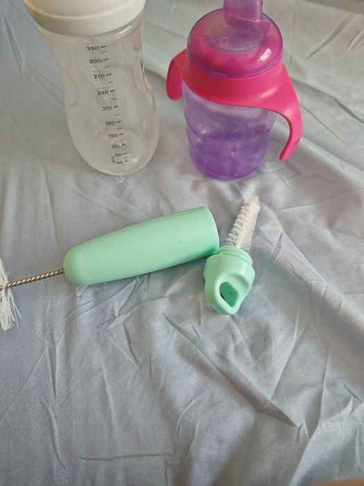 Шишета и четка за миене на шишета