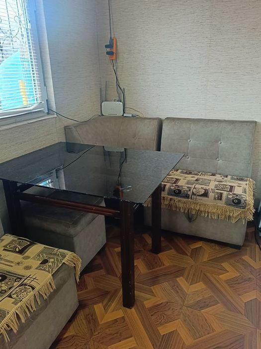 Уголок со столом и с пуфиками