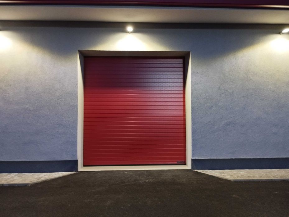 Индустриални секционни врати за халета Хьорман в цвят RAL7016