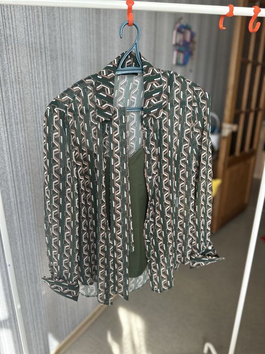 Продам Куртки Блузка размер s.