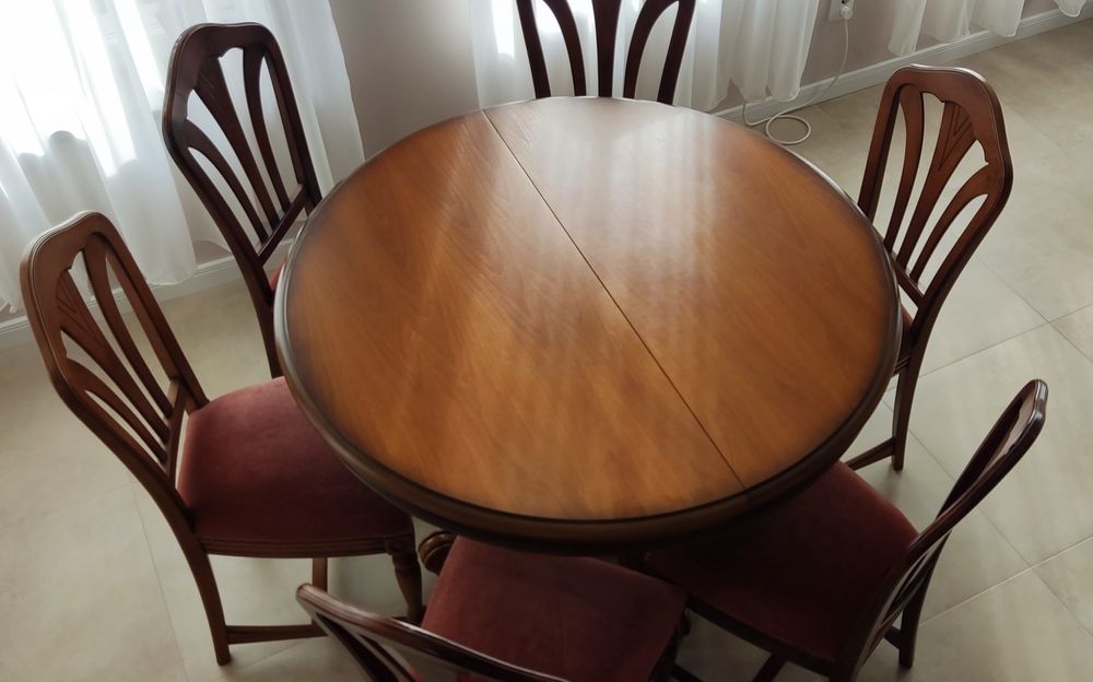 Masa cu 6 scaune din lemn masiv de Meranti