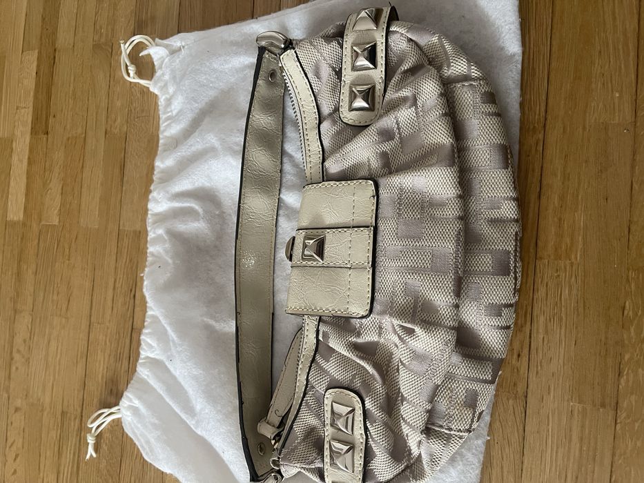 Mini geanta de mana Guess crem cu detalii aurii stare foarte buna