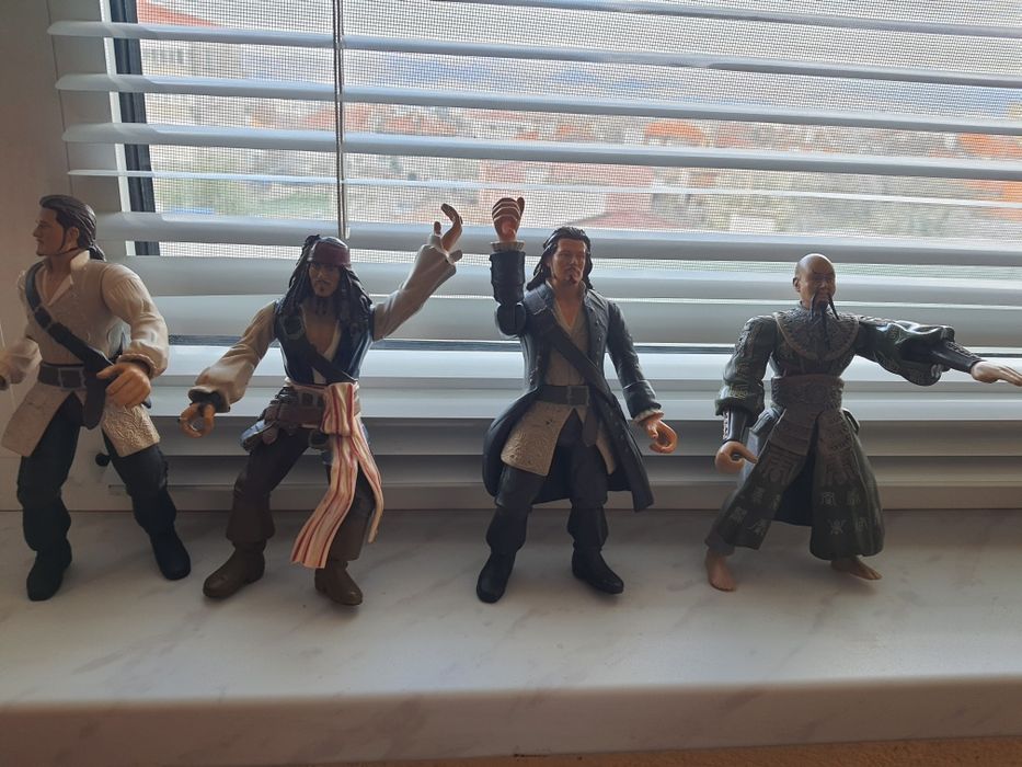 Фигурки големи биещи на карибски пирати