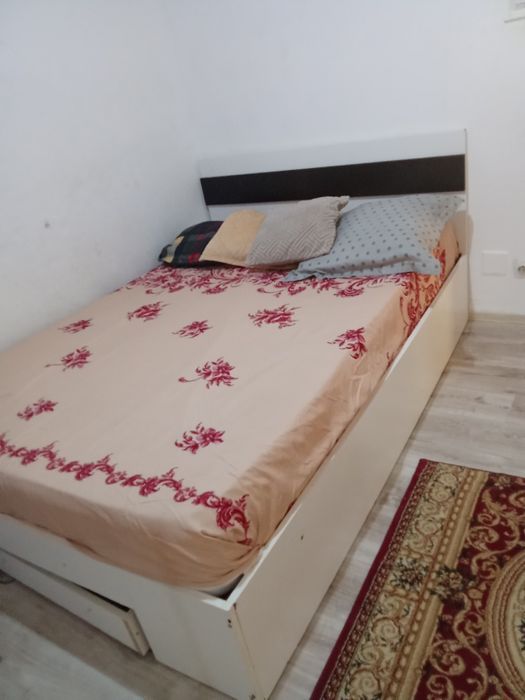 Vând pat cu servante + saltea