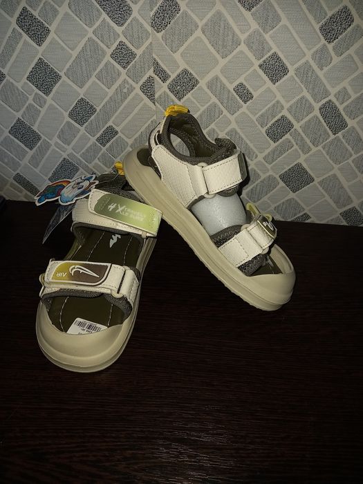 Продам сандали светлые