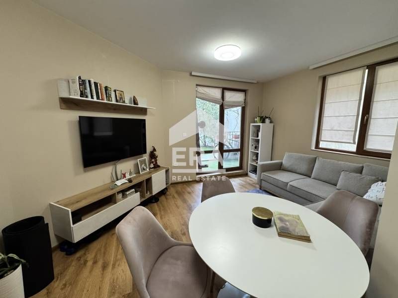 Ексклузивен тристаен обзаведен апартамент с открито паркомясто за прод