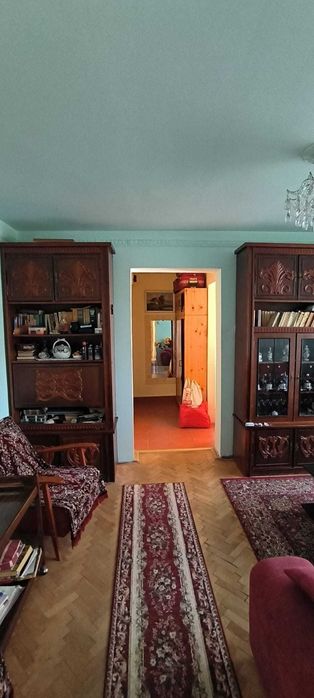 Vand apartament 2 camere + balcon, et. 3/4, zonă liniștită lângă școli și piață – Câmpina!