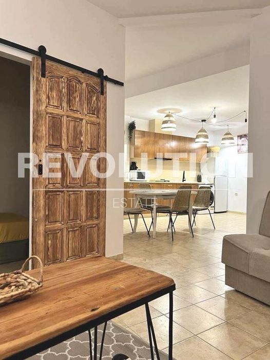 Тристаен апартамент в района на Златни пясъци!