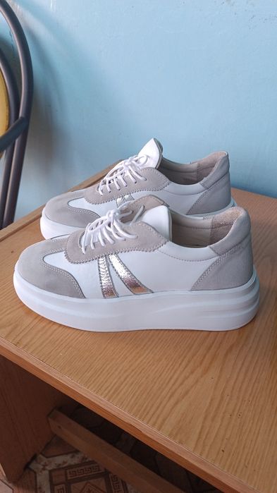 Кроссовки женские