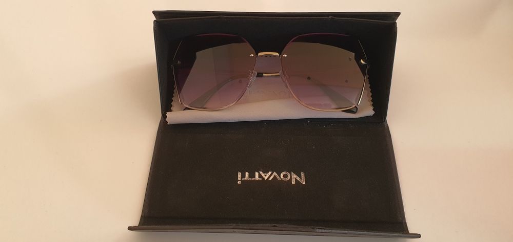 Продавам слънчеви очила