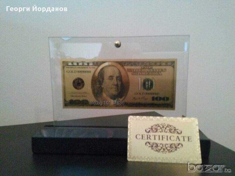 Сувенири в стъклена поставка