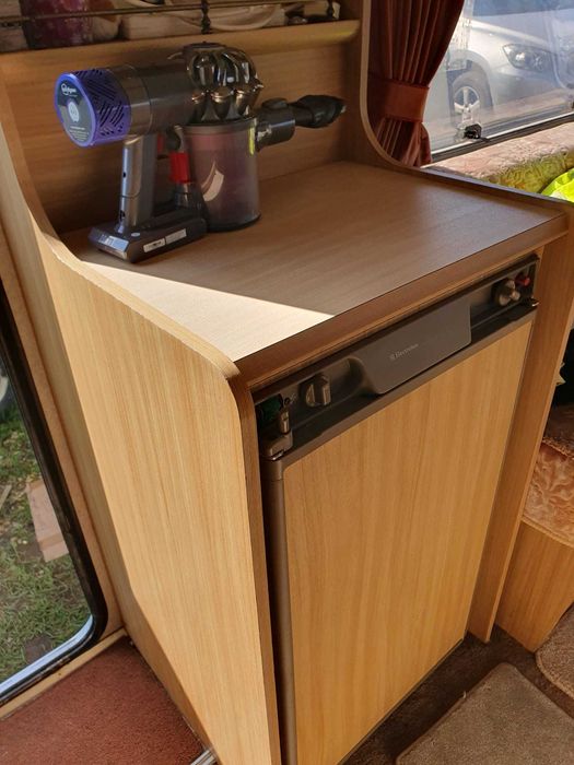 безупречна и практична каравана SWIFT, къса - двуместна