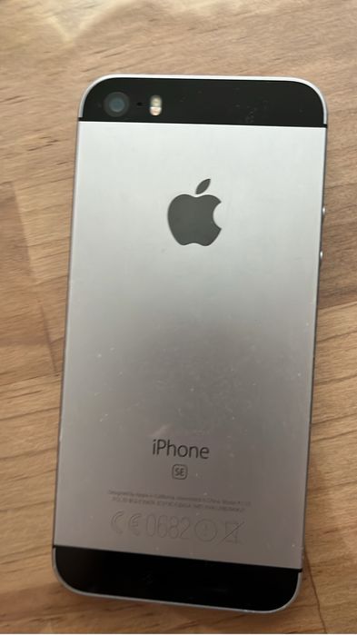 Срочно продам айфон SE2016