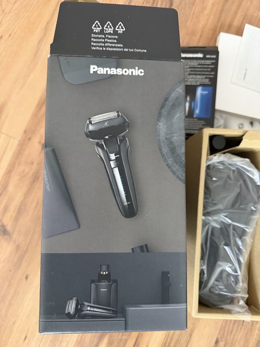 Panasonic Premium Shaver ES-LV9U-K803 със зарядна станция за почистване