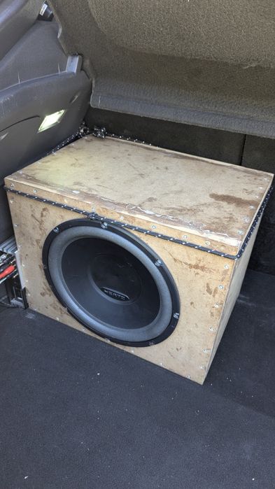 Subwoofer hertz Uno s300 S4 cu incinta