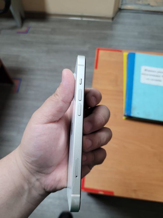 Продам IPhone 13