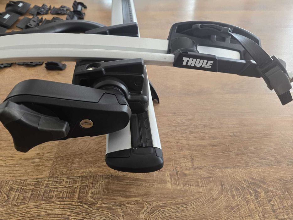 Vând două suporturi THULE pentru bicicletă împreună cu două bare transversale THULE de fixare pe automobil