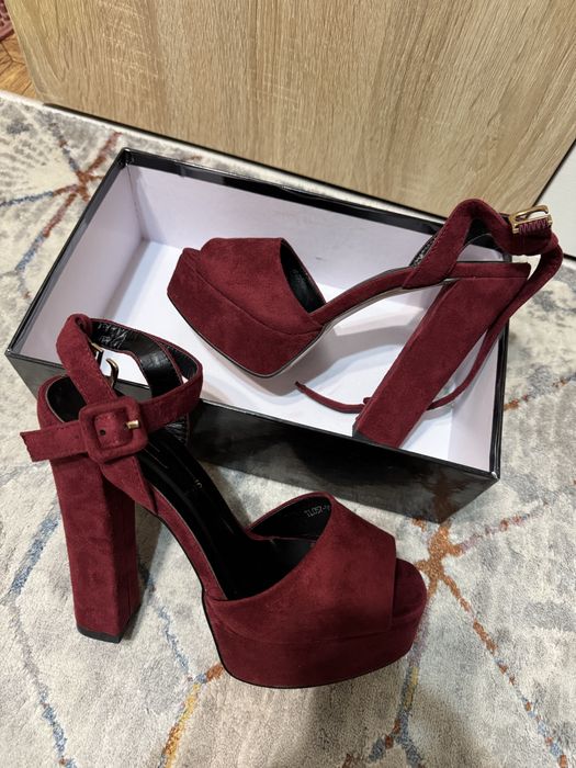 Продаю бардовые босоножки