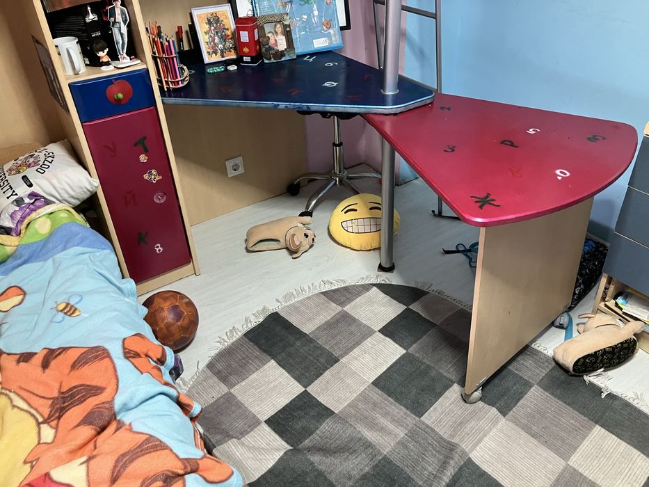 Двуетажно легло с бюро