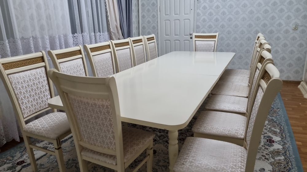 Стол стулья в хорошем состоянии