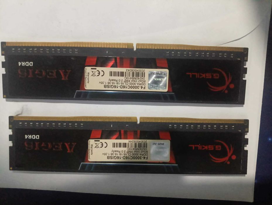 Se vinde 2 placute rami 16gb ddr4 3000MHz F4-3000C16D-16GISB