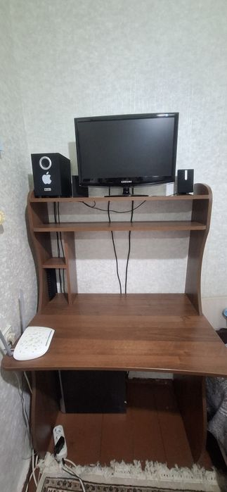 Продам столик компьютерный