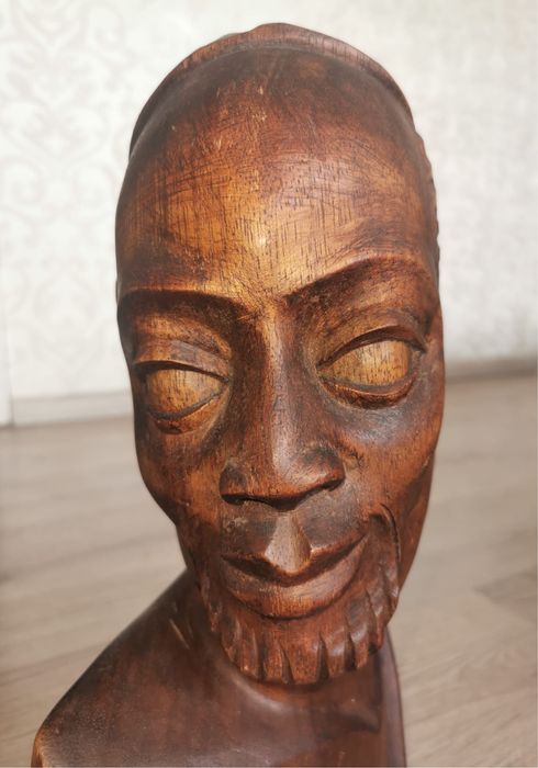 Антикварен дървен бюст от абанос и каменна колона пиедестал постамент