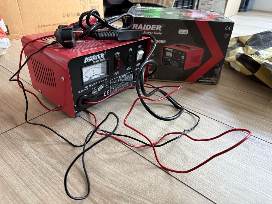 Класическо зарядно за акумулатор Raider RD-BC10