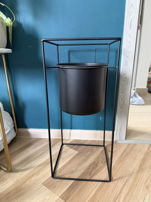 Suport pentru ghivece din metal negru de la Jysk in stare foarte buna