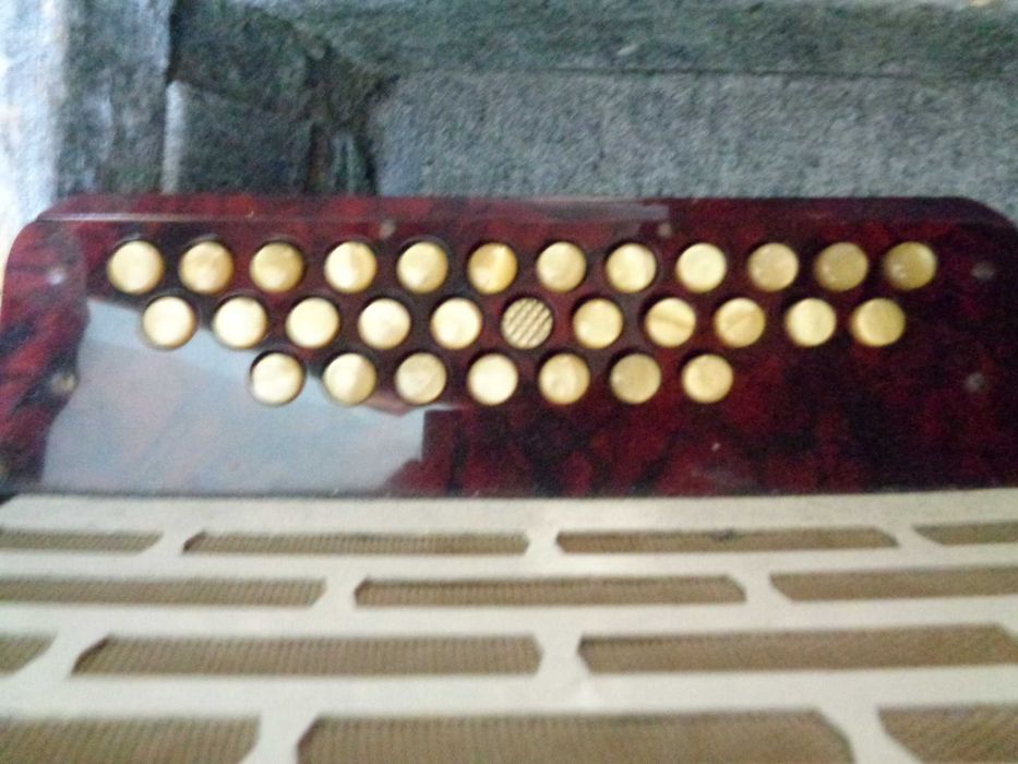 Продавам Акордеон Hohner Club IIIВ