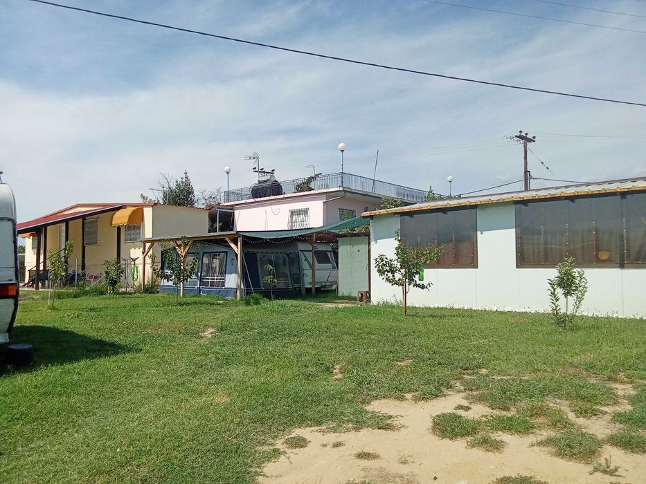 Място за каравана в Кариани с ток и вода. 100 м. жт брега- 1500 евро/г