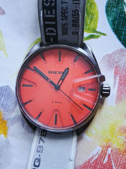 Vând ceas DIESEL dar are un mic defect nu merge bateria dar se schiba