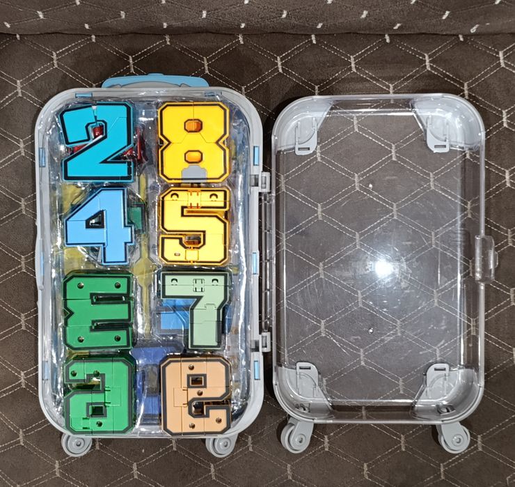 Трансформеры цифры в чемодане