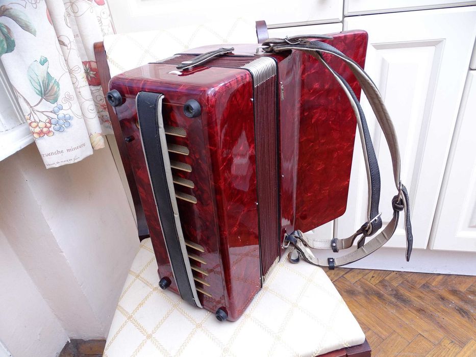 Много запазен стар акордеон Велтмайстер 60 баса