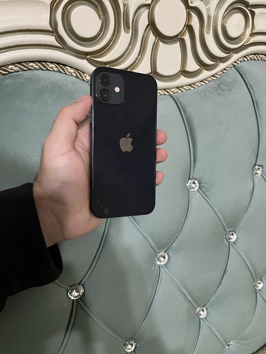 Продам телефон Айфон 12