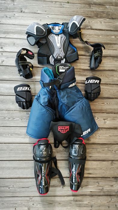 Шорты Хоккейнве и нагрудник на 8-12 лет