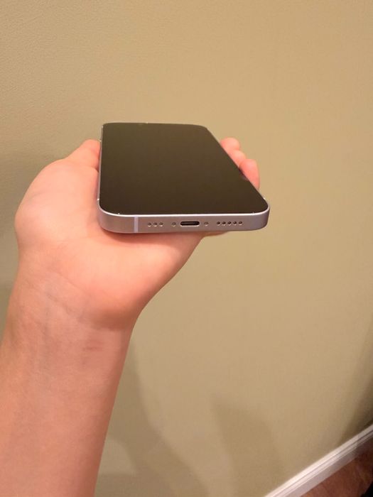 iPhone 14 256 ГБ в цвете Purple.