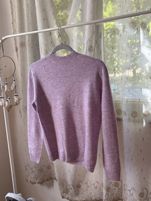Пуловер от мека вълна наподобяваща кашмир