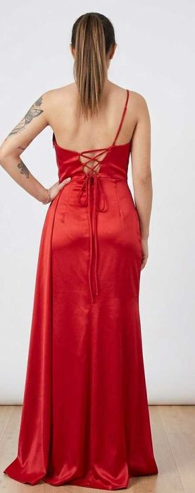 Елегантна сатенена рокля в червено