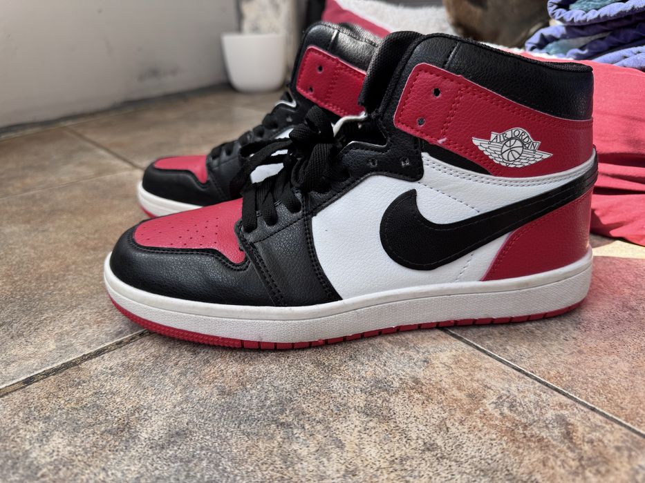 Nike Air Jordan 1 Mid "Chicago/Black Toe"