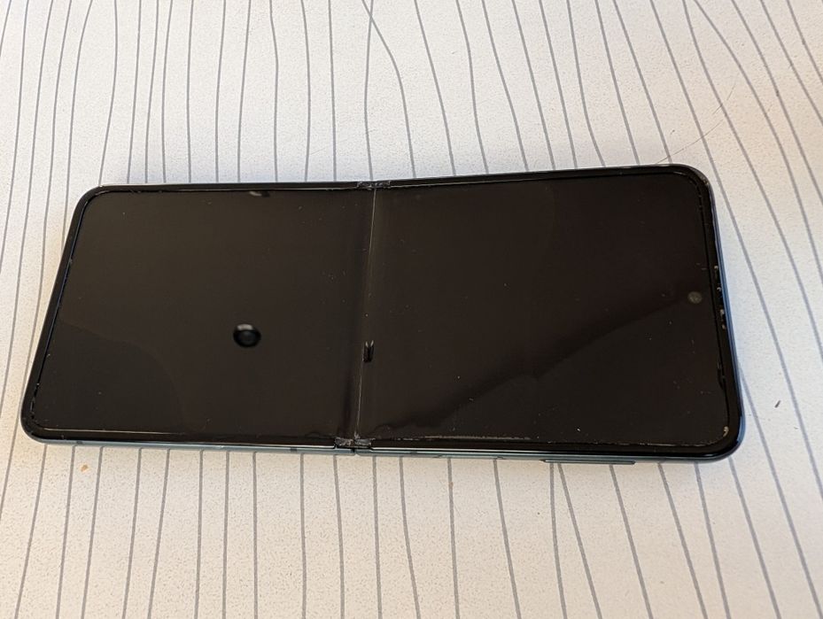 Samsung Galaxy Flip 3 с повреден дисплей