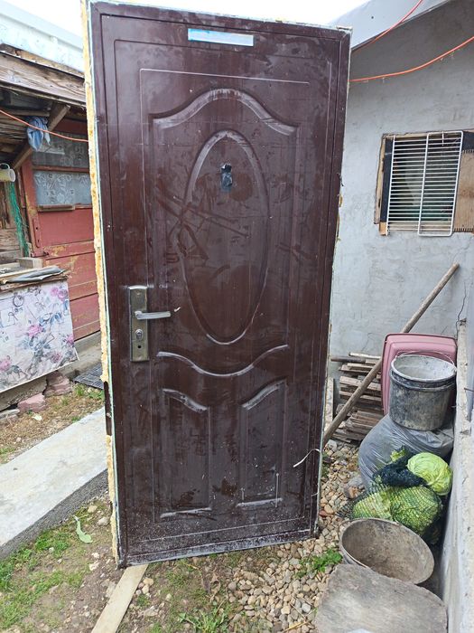 Ușa metalică exterior folosită deschidere partea stinga