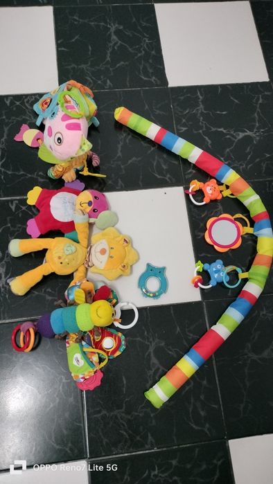 Jucării atractive pentru bebe