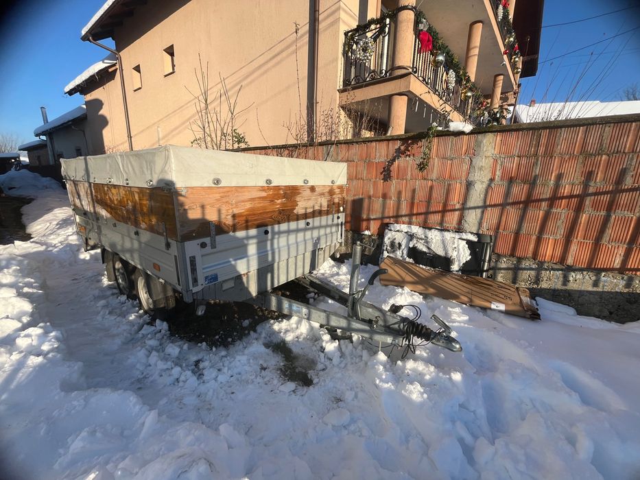 Remorcă cu sistem de frânare