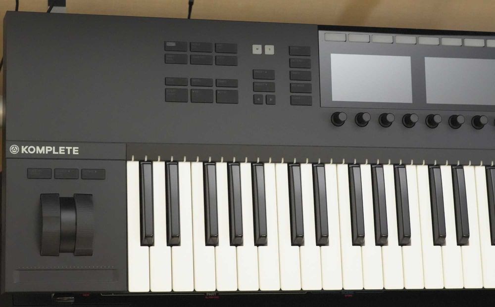Komplete Kontrol S49 MK2 + Decksaver