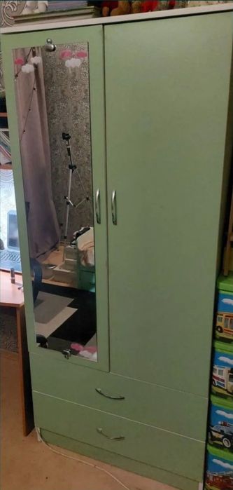 Кровать односпальная и шкаф