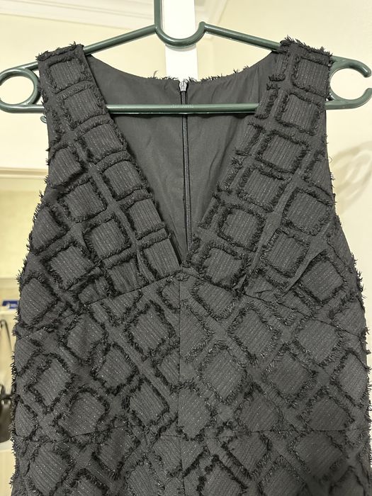 Черное вечернее платье из твида на подкладе