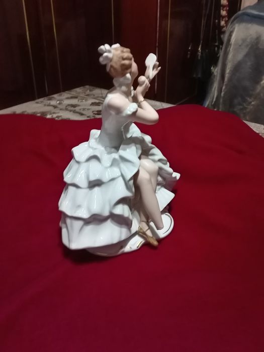 Статуэтка из фарфора