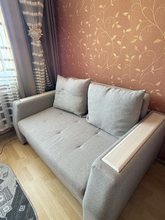 Продается диван с подушкой